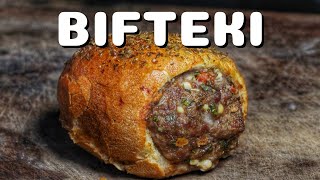 BIFTEKI BRÖTCHEN vom GRILL  GRIECHISCHER SNACK mit FETA  KNUSPRIG und LECKER  BBQVideo  0815BBQ [upl. by Nnayt]