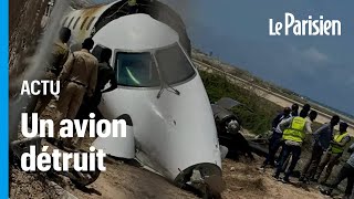 Somalie  un avion fait une embardée à latterrissage et se crash dans un grillage [upl. by Curt]