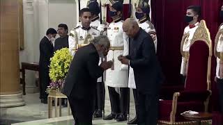 President Kovind presents Padma Shri to Shri Savjibhai Dhanjibhai Dholakia for Social Work [upl. by Annavoj]