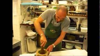 Preparazione Pesto alla genovese fatto al mortaio  Ristorante Le Rune  Genova [upl. by Nola]