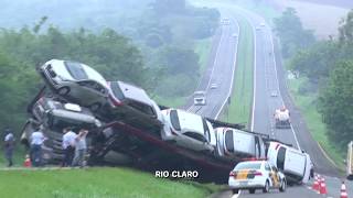 Motorista perde controle e tomba caminhão cegonha [upl. by Manbahs]