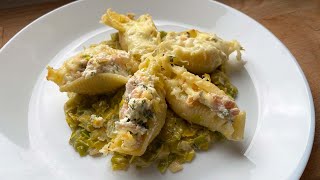 Conchiglioni farcis au saumon et à la ricotta sur une fondue de poireaux [upl. by Anitsihc537]