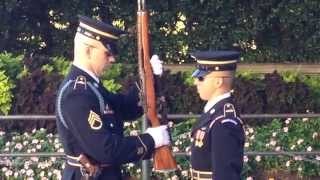 Cambio de Guardia Cementerio de Arlington Changing of The Guard Tomb of the Unknow Soldier [upl. by Reifel]