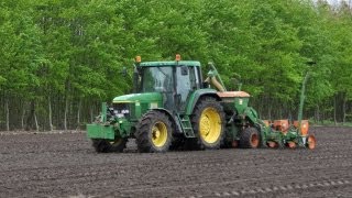 Loonwerk BaekeWillems  John Deere 6810 amp Amazone  mais zaaien [upl. by Nattie]