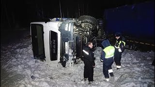 Вылетел в кювет и опрокинулся инцидент с гружёным мусоровозом в Мурманской области [upl. by Mcgill817]