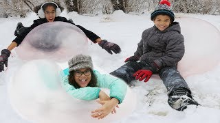 Kids playing with a WUBBLE BUBBLE IN THE SNOW [upl. by Alletnahs838]