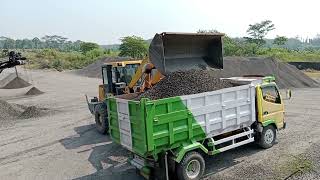 New Cat 980M Wheelloader Loading Volvo FH12 Semi Truck pasir [upl. by Yssirk]