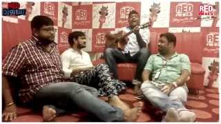 Red FM Kolkata team sings Aata Majhi Satakli [upl. by Harvard]