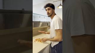 Quando hai così tanta voglia di pizza che ogni ingrediente extra ti testa i nervi 🎥shorts [upl. by Adimra200]