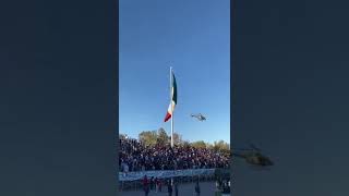 Helicóptero corta con hélice la bandera de México [upl. by Binnie]