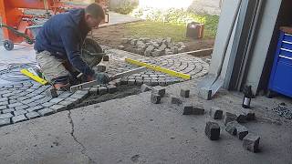 Natursteinpflaster in Bögen verlegen laying cobblestones on concrete [upl. by Albie857]