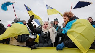 Ucraina sale la tensione la gente manifesta a Kiev contro la minaccia russa [upl. by Nylrac]