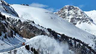 Le déneigement de la route du col a commencé [upl. by Alleinnad200]