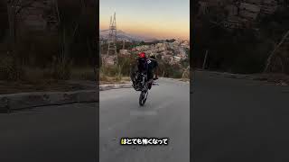 この男は彼の自転車を1つの車輪で運転しました 😯 [upl. by Clementi]