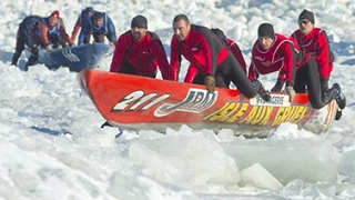 Courir sur la glace en canot au Carnaval de Québec [upl. by Yvehc]