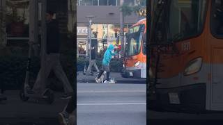 Un indigente bloquea a conductor de autobús en Los Ángeles [upl. by Zachery]