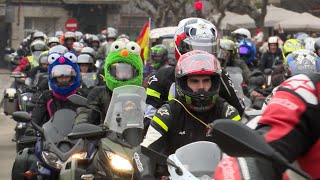 Miles de personas en el Desfile de Banderas en una edición de Pingüinos que bate récord de insc [upl. by Sivatnod219]