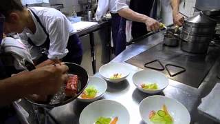 Ambiance de service dans la cuisine de Pascal Barbot lAstrance Paris [upl. by Araz706]