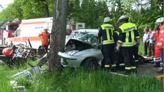 Rhadern Auto rammt Baum zwei Männer eingeklemmtmpg [upl. by Madison742]