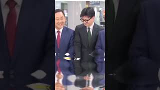 quot나는 외손잡이야quot 한동훈 가위질 ㅋㅋㅋㅋㅋ funny [upl. by Idnym]