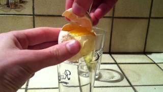 Séparer le blanc du jaune doeuf  Astuce Cuisine Séparer un oeuf [upl. by Dilly]