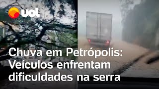 Chuvas em Petrópolis causam alagamento e carros se locomovem com dificuldade na serra [upl. by Kettie548]