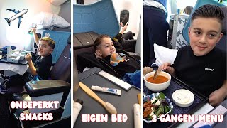 EERSTE KEER MET 3 KINDEREN BUSINESS CLASS VLIEGEN  856 [upl. by Arlin]