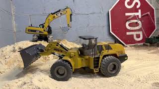 Huina wheel loader 1583 114 RC METAL in action [upl. by Nogem12]