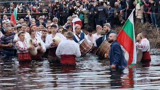 Традиционното мъжко хоро нагази във водите на Тунджа в Калофер [upl. by Gladwin]