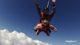 Parachute springen boven Texel [upl. by Fiann]