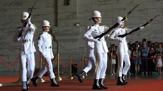 雲朵 潔白般 的 海儀軍服 amp 婚紗禮服 👰 中華民國 113 年 4 月 28日 中正紀念堂 禮兵交接 The changing of the Honor Guard in Taiwan [upl. by Nnov]