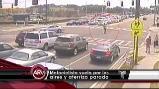 Motociclista vuela por los aires y aterriza parado Al Rojo Vivo VIDEO [upl. by Ilajna]