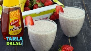 Strawberry Banana Smoothie How To Make Strawberry Banana Milkshake Recipe by Tarla Dalal [upl. by Nrehtac]