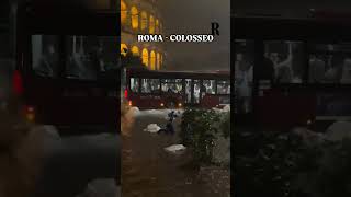 Nubifragio a Roma al Colosseo fiumi dacqua e sacchi di immondizia che galleggiano [upl. by Steady]