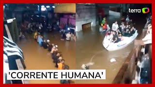 RS Moradores fazem corrente humana para resgatar pessoas ilhadas em Canoas [upl. by Marsha227]