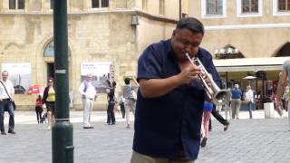 6730 Hombre tocando una trompeta en una plaza Efecto Musica de ciudad [upl. by Wynn]