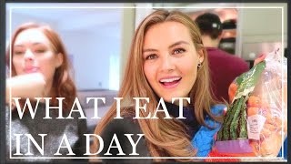 16 What I Eat In A Day With Friends  Niomi Smart [upl. by Adlesirhc239]