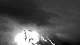 Volcán de Colima 1 de junio 2015 Impresionante explosión nocturna 401am [upl. by Dleifyar579]