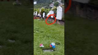 EL PÁJARO QUE DESAPARECE EN UNA TUMBA DEL CEMENTERIO JARDINES DEL RECUERDO [upl. by Tuinenga983]