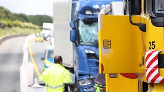 HildenSolingen  Crash mit Gefahrgutlastwagen auf der A3  Kilometerlanger Stau [upl. by Aset]