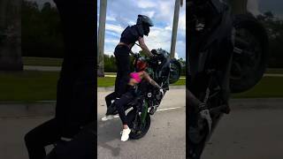 Wheeling Kawasaki ninja 636 stunt bikewheelingstuntbikewheeliebike motokawasakininjabiker636 [upl. by Shaffert]