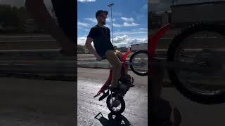 Impresionante lo que hace este joven 😳👹 viralvideo moto humor [upl. by Nnazil443]