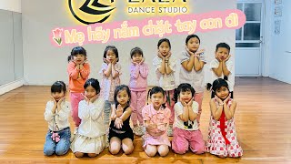 MẸ HÃY NẮM CHẮT TAY CON ĐI  Bố con Sâu  Lớp nhảy Freedance 02  832023 [upl. by Aiciruam]