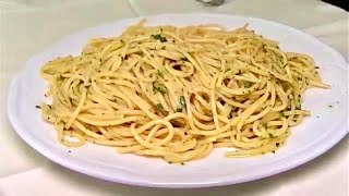 Spaghetti Aglio Olio e Peperoncino  RICETTA ORIGINALE [upl. by Otrebogad970]