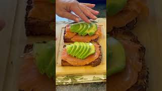 Tostas de salmón aguacate y cherrys Impresionante de rico [upl. by Anert]