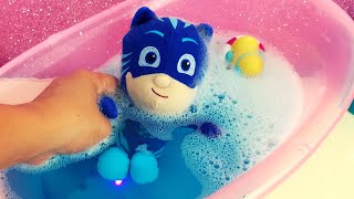 GATTOBOY fa un bagnetto nellacqua blu ma GUFETTA ne cambia il colore VIDEO PER BAMBINI [upl. by Morrell923]