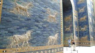 Berlin  Pergamonmuseum  Puerta de Ishtar de Babilonia [upl. by Ylrbmik]