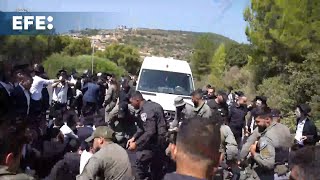 Polícia israelense prende 12 ultraortodoxos durante protesto contra ordem de recrutamento [upl. by Nomar]