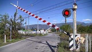 Spoorwegovergang Cassola I  Railroad crossing  Passaggio a livello [upl. by Sherar668]