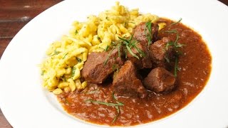 Gulasch Rindergulasch wie ein Chefkoch zubereiten [upl. by Lenneuq]